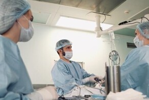 Хирурги Склифа впервые в России удалили ребро через небольшие проколы