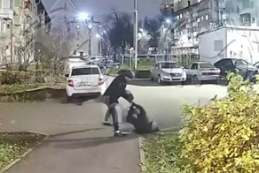 Попытка ограбления женщины в Уфе попала на видео