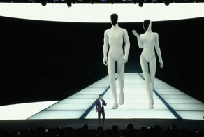 Китайская компания представила робота в мужской и женской версиях