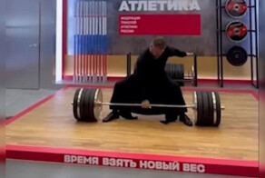 «С Божьей помощью»:  священник одной рукой поднял штангу 200 кг