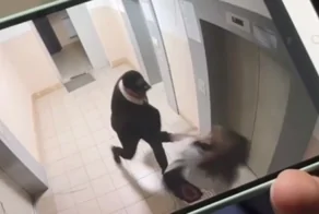 Мужчина напал на женщину в подъезде жилого дома