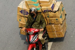 Курьер инсценировал ограбление: парень сам похитил десятки смартфонов, среди них новые iPhone 17