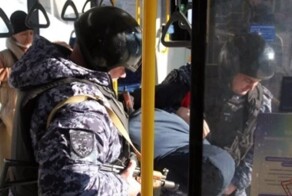 Мужчина разбил телефоном стекло в трамвае