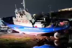 На Камчатке корабль береговой охраны завалился на бок