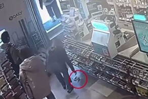 Девушка нашла в магазине деньги и забрали их себе