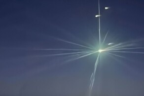 Бортпроводница запечатлела метеор с борта самолёта