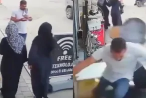 В Турции пешеход чудом спасся, отпрыгнув от несущегося автомобиля