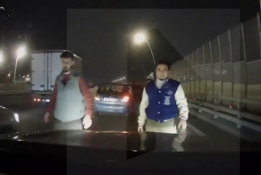 Толпа мужчин напала на авто россиянина с ребенком из-за дорожного конфликта