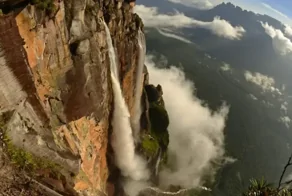 Настоящее чудо природы: мужчина показал свой полет над самым высоким водопадом мира