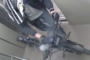 Аккумулятор электровелосипеда загорелся в лифте