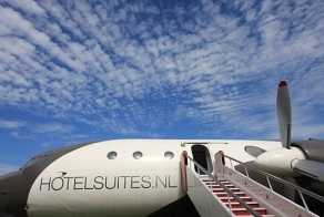 Комфортабельный отель в бомбардировщике (11 фото)