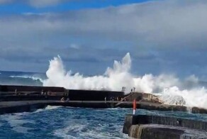 Туристов смыло гигантской волной в Испании