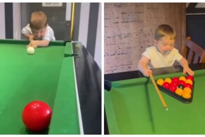 Двухлетний мальчик полюбил бильярд