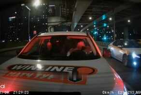 На что она там так отвлеклась?