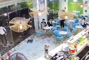 Парень с плеча разбил стеклянную дверь кафе