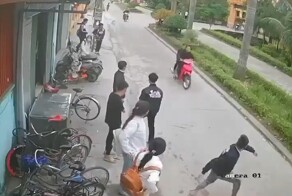 Зумер решил помахать руками перед проезжающими мопедистами