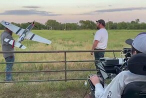 Пациент с чипом Илона Маска показал, как управляет самолетиком с помощью "силы мысли"