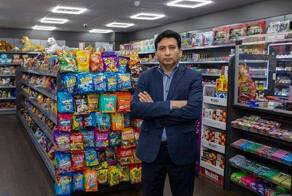 Самый невезучий владелец магазина: его лавку ограбили более 100 раз с момента открытия