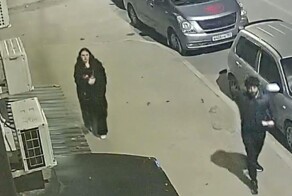 Женщина сорвала российские флаги в&nbsp;Краснодаре и выбросила их в&nbsp;урну