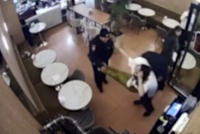 Женщина решила спрятаться от чертей в кофейне