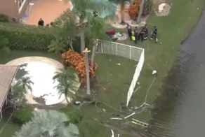 Самолет  с гумпомощью рухнул на заднем дворе дома в США