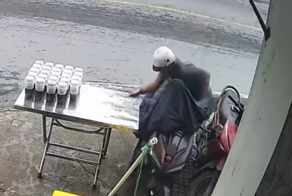 Мужчина пытался вытащить мотоцикл и случайно перевернул стол с чаем