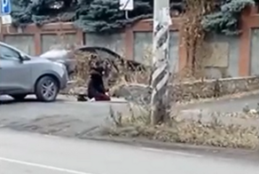 "Почву прощупывает?": в Челябинске женщина устроила намаз прямо у здания Следственного комитета