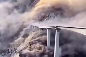 В&nbsp;Китае из-за оползня частично обрушился мост