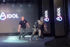 Первый антропоморфный российский робот рухнул во время презентации