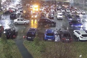 Челябинец запустил фейерверк на парковке возле дома