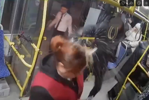 В Казани пассажир автобуса облил кондуктора пивом и сбежал