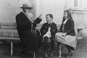 Как Лев Толстой обращался со своими крепостными. И почему не сразу отпустил их на волю