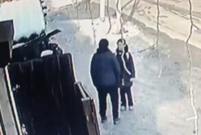 Извращенец повалил школьницу на землю и поцеловал