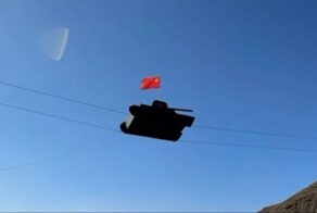 Канатоходец на "танке" перебрался по канатам с одной горы на другую