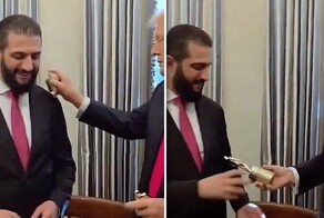 Трамп опрыскал президента Сирии духами во время официальной встречи