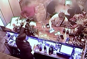 Мужчина украл смартфон сотрудника кафе в Москве