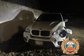 Пьяный и ранее лишённый прав водитель BMW сбил двух девушек, и скрылся