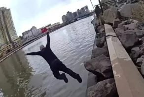 Полицейский Нью-Йорка прыгнул в ледяную реку, чтобы спасти подростка