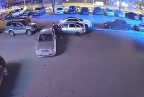 В Магнитогорске прохожий руками остановил неуправляемый автомобиль