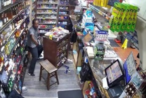 В США мужчина с пистолетом получил выстрел в голову от полиции