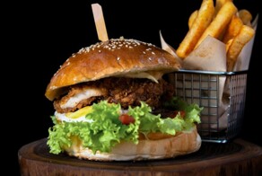 В Греции парень ради шутки проглотил булку с котлетой целиком и чуть не умер