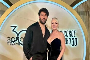 "Ой, у вас тесто убежало!": в соцсетях раскритиковали откровенный наряд Аллы Довлатовой