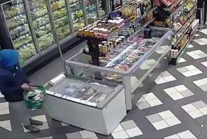 Мужчина с ножом похитил корзину с продуктами из магазина