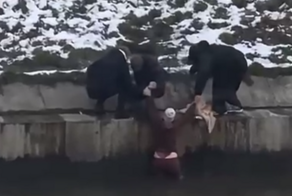 В Петербурге девушка спасла упавшею в канал девочку