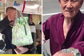 Отец каждый день ждёт сына на остановке с обедом