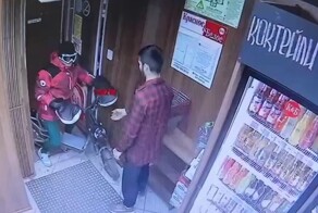 Курьер въехал в магазин на транспорте