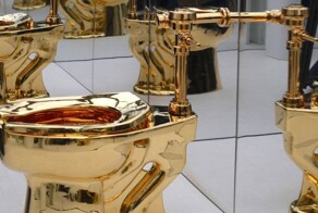 Стокилограммовый золотой унитаз продали на аукционе