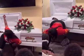 Женщина станцевала тверк у гроба