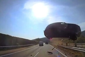 Жуть из Японии. Автомобиль влетел в автобус