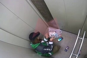 Курьер поковырялся в носу, а затем потрогал торт клиента